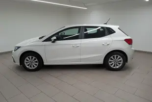 Vue latérale gauche d'une SEAT Ibiza 2023 blanc candy, finition Style Business, avec jantes alliage et lignes épurées.