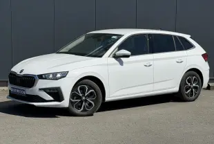 SKODA SCALA TSI 116 blanc glacier vue de profil côté gauche avec jantes alliage et vitres surteintées.