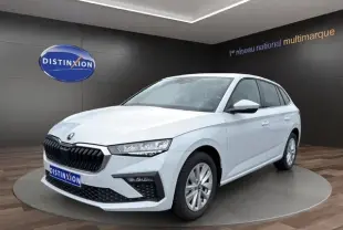 Vue 3/4 avant droite d'une Skoda Scala blanche exposée en showroom avec calandre noire et phares LED.