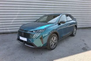 Peugeot 3008 Hybrid bleu obsession vue 3/4 avant droit, avec calandre noire et feux LED distinctifs.
