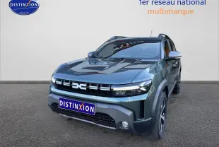 Vue 3/4 avant d'un Dacia Duster 2025 vert cèdre avec calandre noire et jantes alu noires.