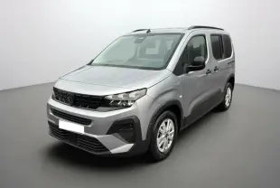 Vue 3/4 avant droit d'un Peugeot Rifter BlueHDi 130 Allure gris Artense avec barres de toit et vitres surteintées.