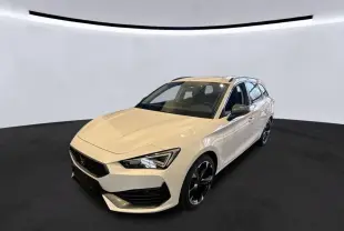 Vue 3/4 avant droite d'une CUPRA Leon ST blanche 2024 avec jantes noires et toit ouvrant.