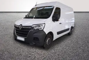 Vue 3/4 avant droit d’un Renault Master blanc avec pare-chocs noir et jantes acier sur sol gris.