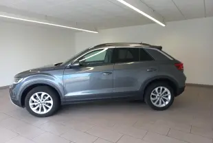 Volkswagen T-Roc 1.5 TSI 150 DSG7 VW Edition gris Indium vu de profil côté gauche en intérieur.