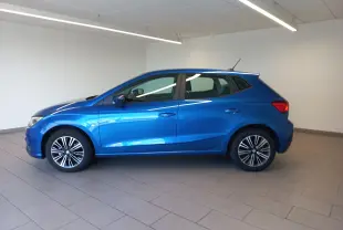 Vue de profil côté gauche d'une SEAT Ibiza 2025 bleu saphir avec jantes alliage et lignes dynamiques.