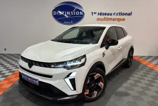 Renault Symbioz blanc nacré en 3/4 avant droit, avec feux LED distinctifs et jantes bicolores stylisées.