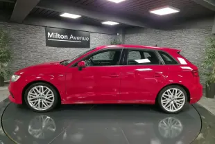 Audi A3 Sportback rouge vue de profil côté gauche avec jantes Audi Sport 10 branches en aluminium coulé.