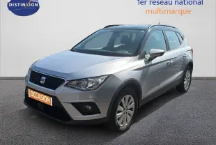 SEAT Arona gris urbain avec toit noir, vue 3/4 avant droit, mettant en valeur ses lignes modernes et ses jantes alliage.