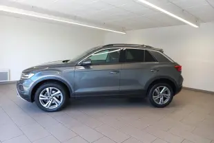 Volkswagen T-Roc 2025 gris Indium en profil droit, jantes alliage 17’’ Valencia et pneus avec écrous antivol.