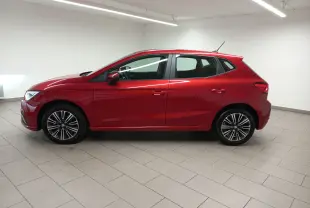 SEAT Ibiza 2025 Rouge Désir vue de profil côté gauche, avec jantes alliage et lignes dynamiques marquées.