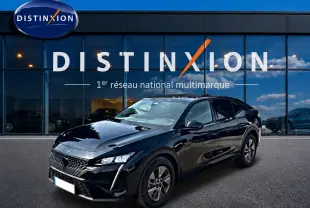 Peugeot 408 Hybrid noir en 3/4 avant droit, avec calandre distinctive et phares LED fins, devant un showroom Distinxion.