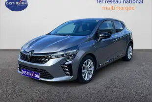 Renault Clio 2025 gris schiste métal en 3/4 avant droit, avec calandre moderne et feux LED distinctifs.