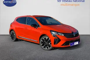 Renault Clio 2025 orange Valencia vue 3/4 avant droit avec jantes alu noires et feux LED distinctifs.