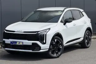 KIA SPORTAGE blanc en 3/4 avant droit, avec calandre noire et jantes alliage 19 pouces distinctives.