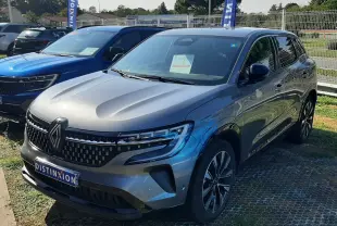 Renault Austral E-Tech Full Hybrid gris schiste, vue 3/4 avant droit, calandre distinctive et jantes alliage bicolores.