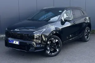 KIA Sportage noir métallisé en 3/4 avant droit, avec calandre noire et jantes alliage 19 pouces distinctives.