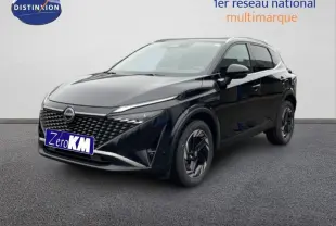 Nissan Qashqai 2025 noir en 3/4 avant droit, avec calandre distinctive et jantes aluminium modernes.