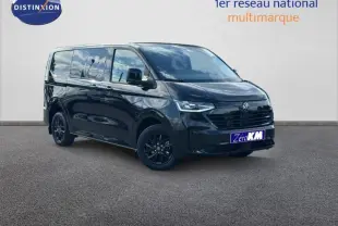 Vue 3/4 avant droit du Volkswagen Transporter FGN Procab 2025 noir métallisé avec portes latérales coulissantes.
