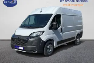 Vue 3/4 avant d’un Peugeot Boxer Fourgon blanc banquise avec pare-chocs noir et jantes acier.