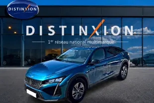 Peugeot 408 Hybrid 145 allure e-dcs6 bleu en 3/4 avant droit, avec jantes alu et vitres surteintées.