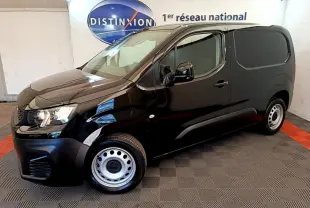 Vue de profil côté gauche d'un Peugeot Partner noir 2022 avec jantes acier et vitres arrière opaques dans un showroom.