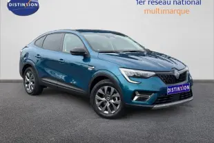 Renault Arkana bleu Zanzibar en 3/4 avant droit, SUV hybride essence avec calandre noire et jantes alliage.