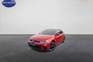 Volkswagen Polo rouge vue 3/4 avant droit, avec jantes alliage noires et calandre moderne sur fond neutre.