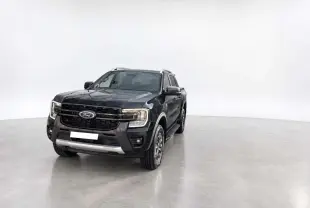 Ford Ranger 2026 noir agate vu en 3/4 avant droit, avec calandre noire et jantes alu 18 pouces visibles.