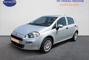 Vue 3/4 avant droite d'une Fiat Punto Street gris argent 2016, compacte cinq portes avec jantes alliage.