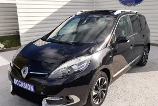 Renault Grand Scénic noir en 3/4 avant droit, avec jantes alliage bicolores et toit ouvrant visible.