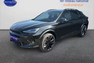 Vue 3/4 avant droite d'un CUPRA Formentor noir avec jantes noires et détails cuivrés, sur fond neutre extérieur.