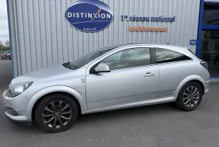 Opel Astra 1.7 CDTI gris vue de profil côté gauche, avec jantes alliage foncé et carrosserie 3 portes.