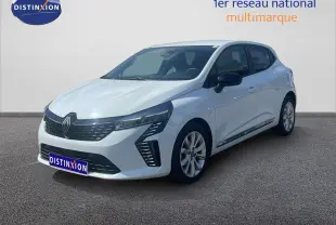 Renault Clio blanche vue 3/4 avant droit, avec calandre noire et phares LED distinctifs.