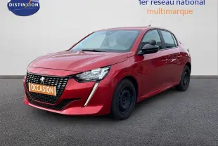 Peugeot 208 rouge Elixir métal vue 3/4 avant droit avec calandre distinctive et feux LED verticaux.