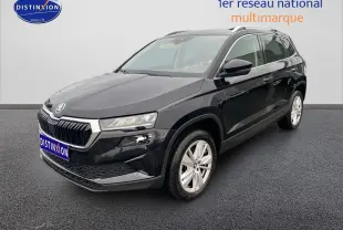SUV SKODA KAROQ noir vu en 3/4 avant droit, avec calandre chromée et jantes alu visibles.