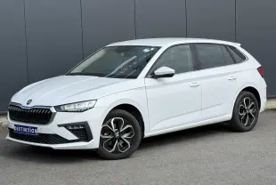 Vue 3/4 avant droite d'une Skoda Scala blanche Glacier avec jantes alliage et vitres surteintées.