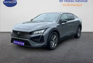 Peugeot 408 gris selenium métal vue 3/4 avant droit, avec calandre noire et jantes alliage distinctives.