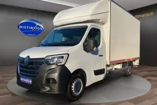 Renault Master blanc en 3/4 avant droit avec caisse hayon, calandre noire et jantes acier visibles.