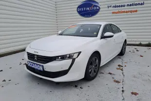 Vue 3/4 avant d'une Peugeot 508 blanche 2018 diesel, version 1.5 BlueHDi Active avec jantes alliage et phares LED.