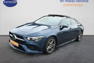 Mercedes Classe CLA 200 d bleu denim en 3/4 avant droit avec toit ouvrant et jantes AMG biton.