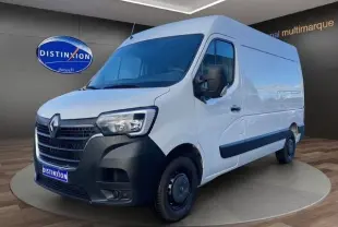 Vue 3/4 avant droite d’un Renault Master blanc 2022 avec pare-chocs noir et grande surface latérale lisse.