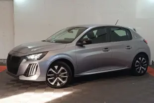 Peugeot 208 électrique gris clair vue de profil droit, avec phares LED et jantes stylisées noires et argent.