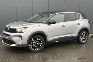 Citroën C5 Aircross Hybrid gris Artense avec toit noir, vue 3/4 avant droit, jantes alliage et protections latérales noires.