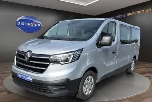 Vue 3/4 avant d’un Renault Trafic Fourgon gris clair, avec calandre noire et phares LED ellipsoïdaux visibles.