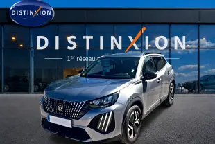 Peugeot 2008 gris artense en 3/4 avant droit, avec calandre distinctive et feux LED verticaux marquants.