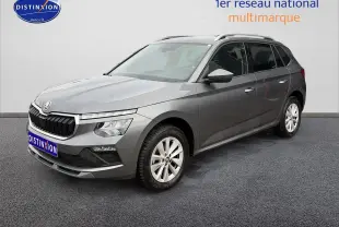 Vue 3/4 avant d'un Skoda Kamiq gris avec calandre noire et jantes alu sur fond neutre.