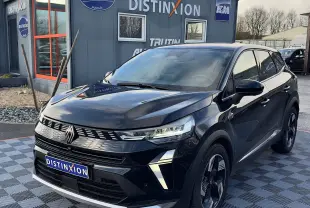 Vue 3/4 avant d'un Renault Symbioz E-Tech Full Hybrid noir, avec signature lumineuse LED distinctive et calandre moderne.