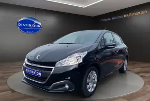 Peugeot 208 Affaire noir vue 3/4 avant droit, avec phares allumés et jantes argentées en showroom.