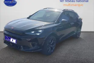 Vue 3/4 avant du CUPRA Formentor noir midnight avec jantes alu 18 pouces et feux LED allumés.